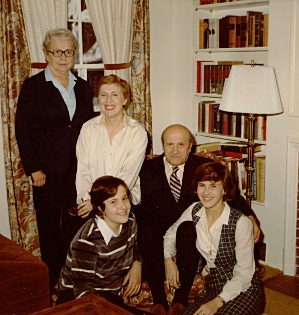 Barbara-v-bile-kosili-s-matkou-obema-dcerami-a-manzelem-Vaclavem-v-roce-1980-v-Illinois.jpg