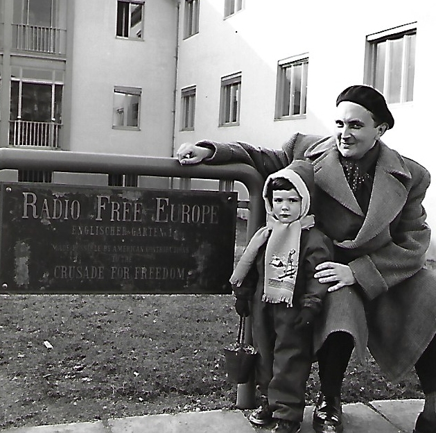 Jaroslav Dresler s dcerou před budovou Rádia Svobodná Evropa v Mnichově