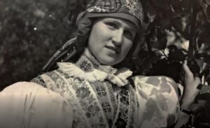 Růžena Bunžová ve slováckém kroji na slavnostech v roce 1937