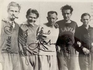 fotografie z válečných let s kamarády běžci