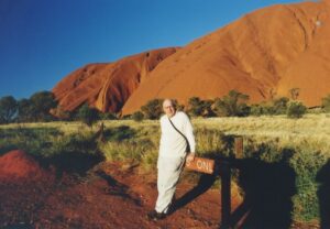 Mike u hory Uluru ve střední Austrálii