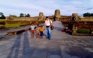 V Kambodži sponzoroval vybudování nové cesty k chrámu Angkor Wat