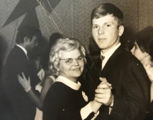 v roce 1966 na maturitním plesu s maminkou