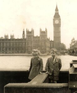 malý Václav se sestrou Janou v Londýně před návratem do ČSR, 1945