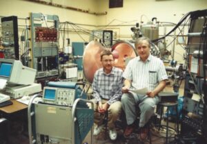 s kolegou v laboratoři na Cornellově univerzitě, 1995