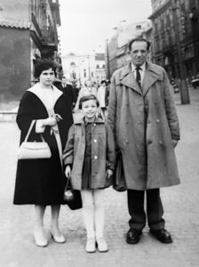 Olga s rodiči, necelý rok před emigrací