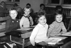 Romana v první lavici vpravo na základní škole v Vodičkově ulici