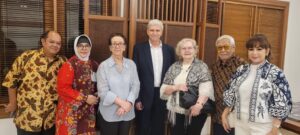 Paní Zdenka ve společnosti dalších krajanů a velvyslance Kopřivy na ambasádě v Jakartě